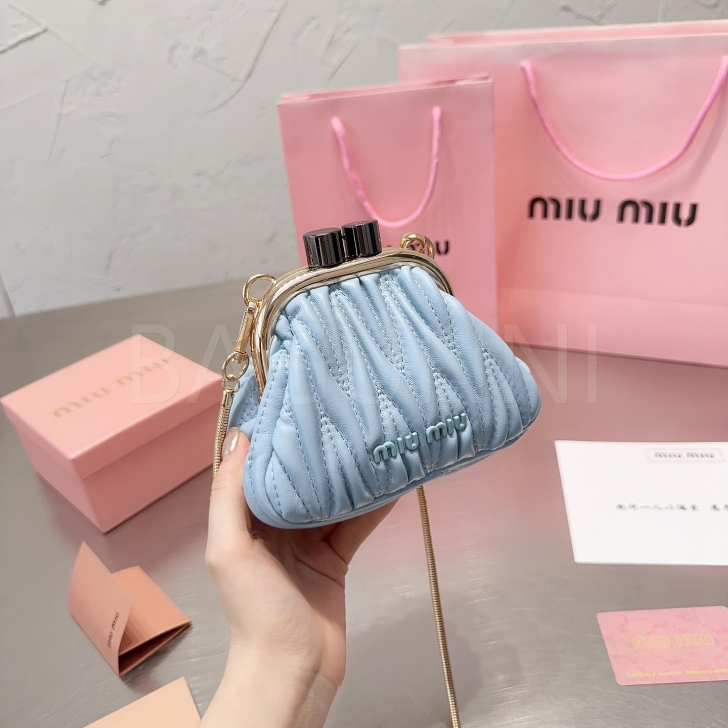 미우미우 완더 숄더백