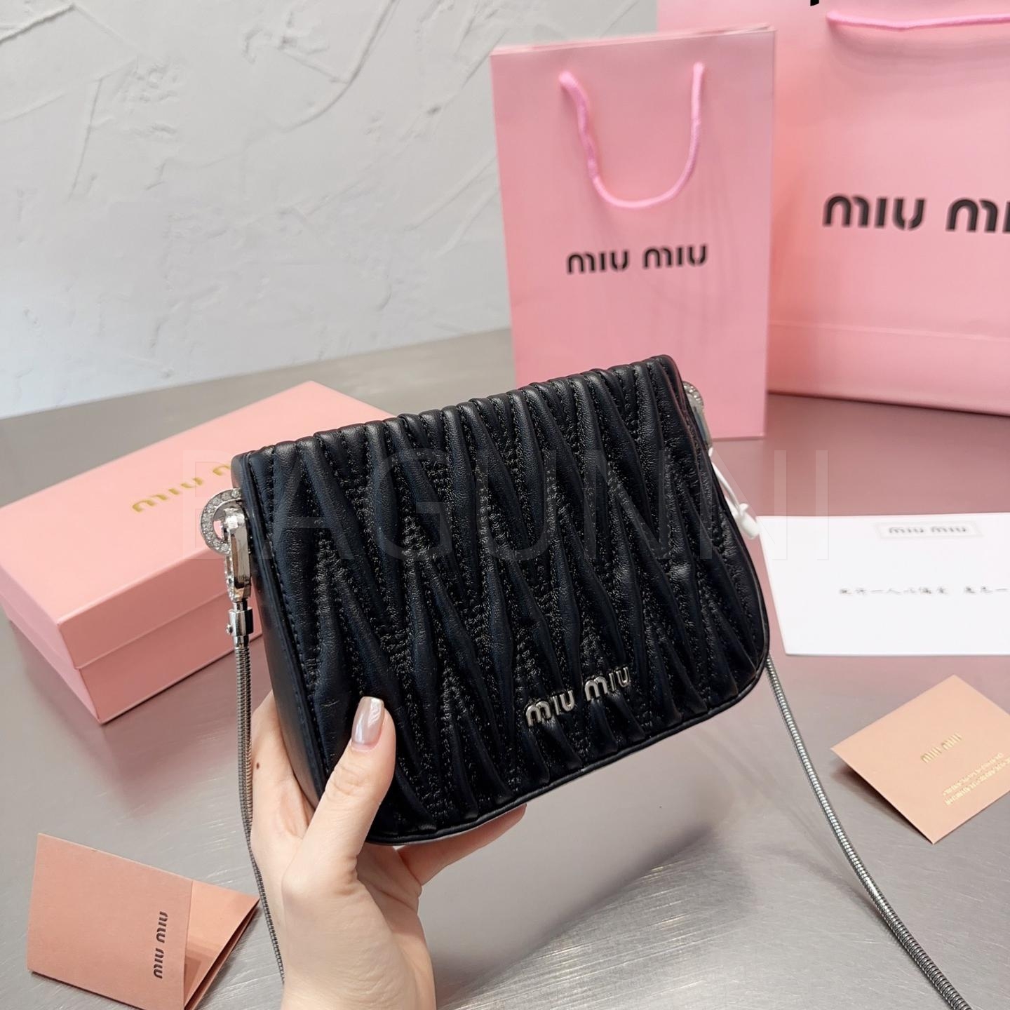 미우미우 완더 숄더백