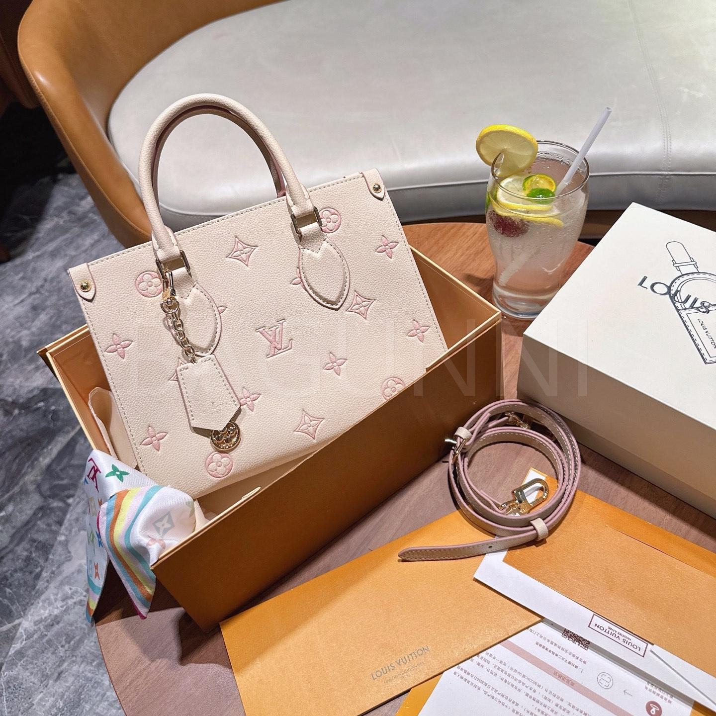 루이비통 스트로베리 온더고 토트백