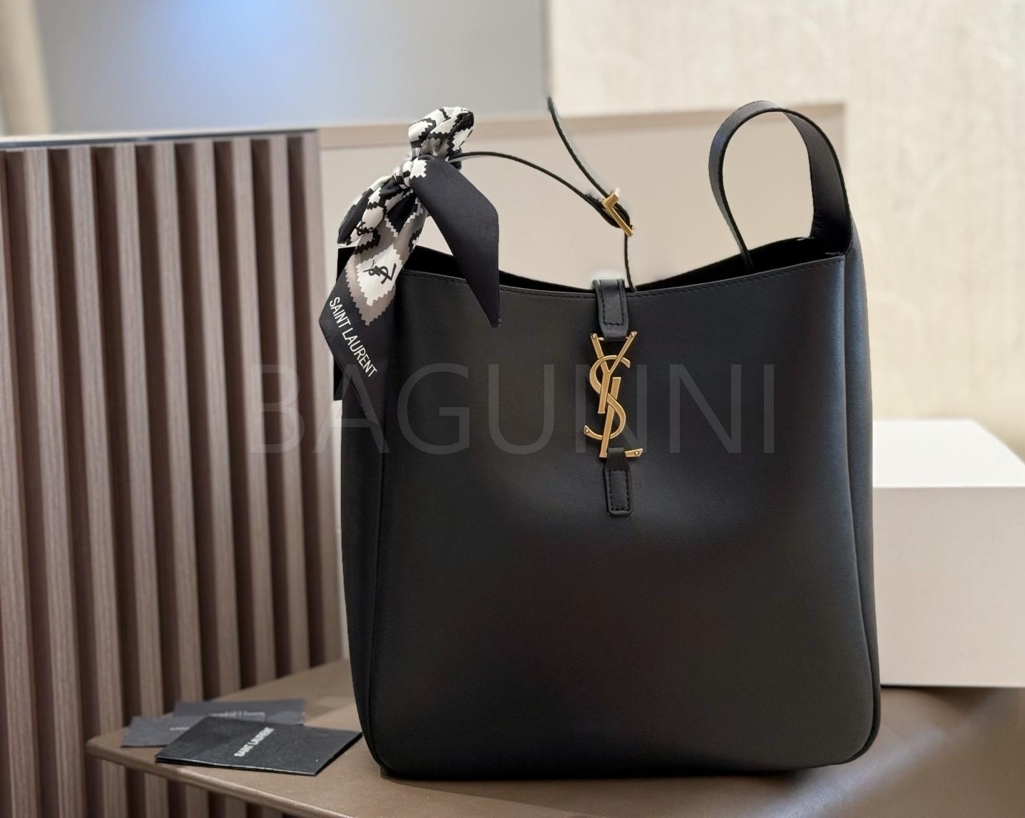 YSL 로고 버킷백
