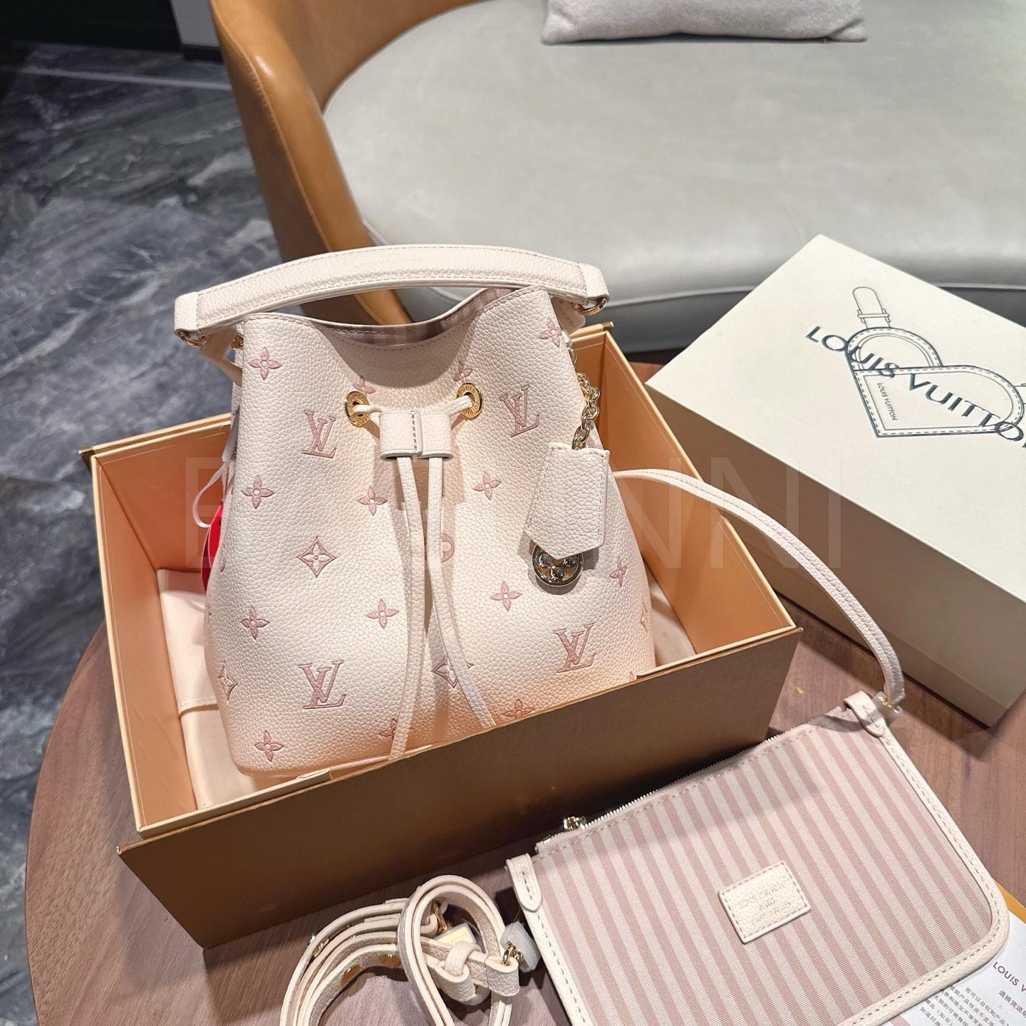 루이비통 스트로베리 노에 버킷 백