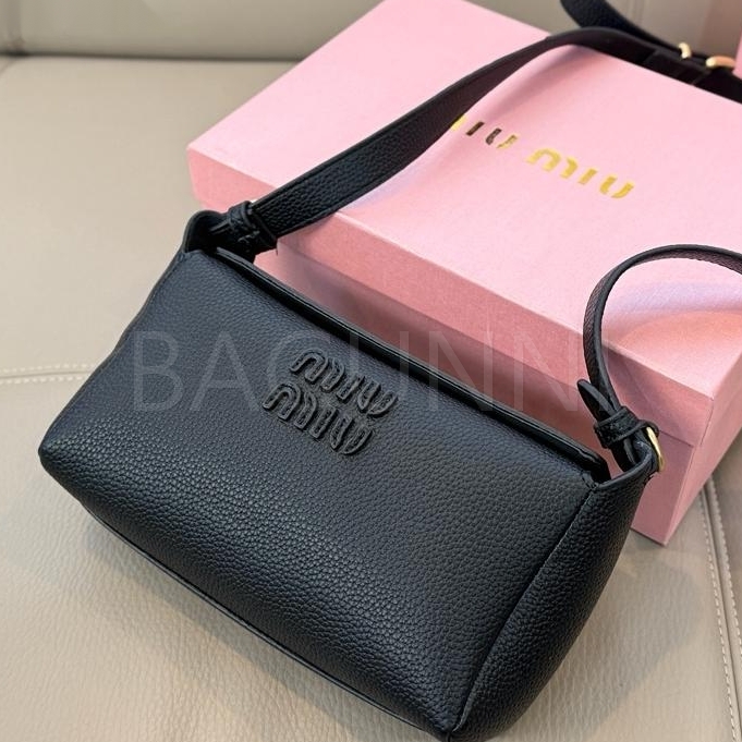 미우미우 로고 카메라 숄더백