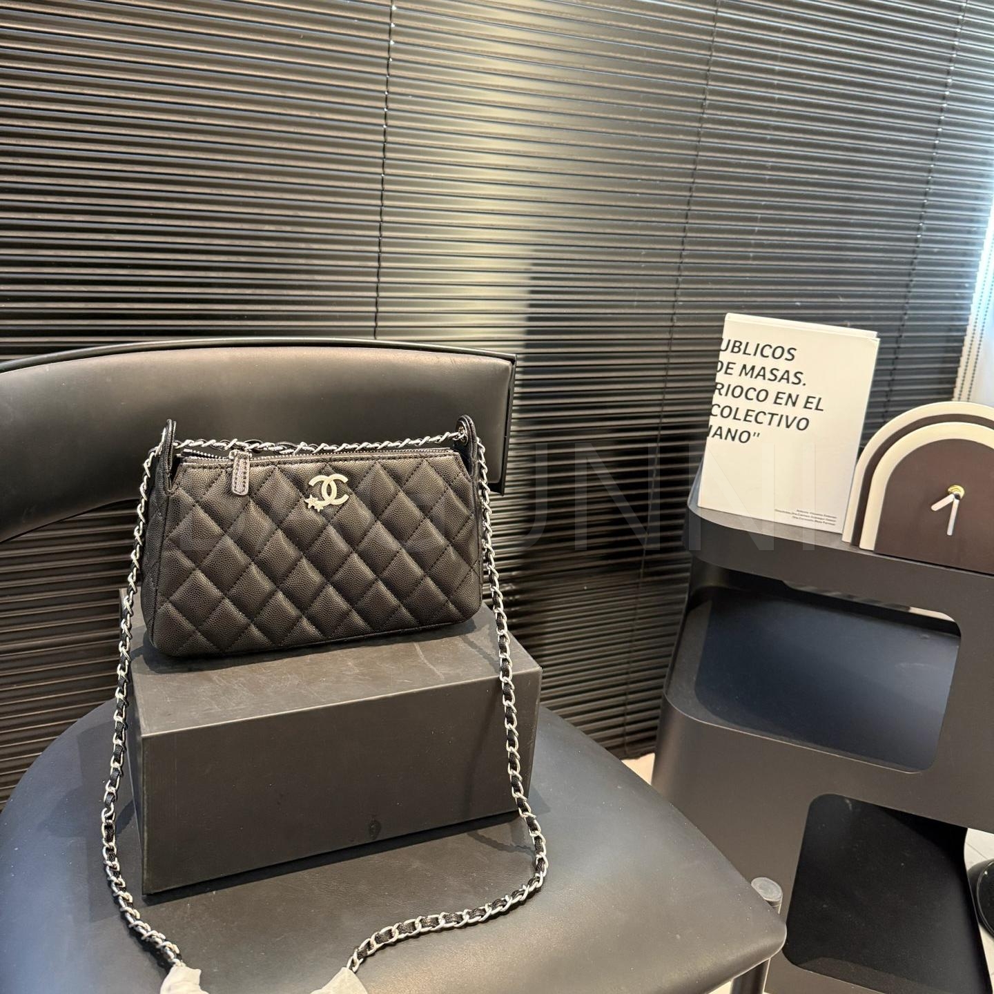 샤넬 25A 체인 클러치