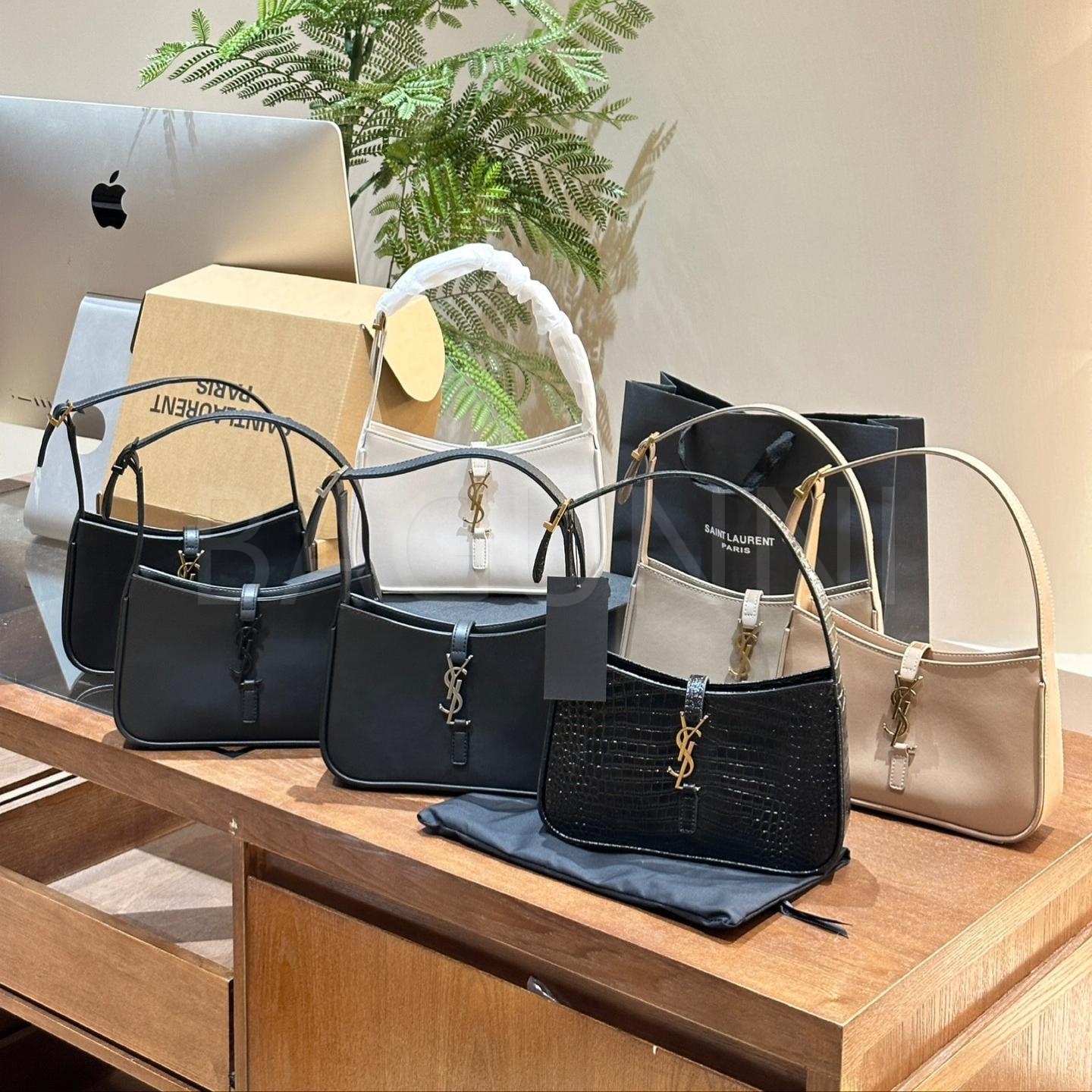 YSL 빅 로고 숄더백