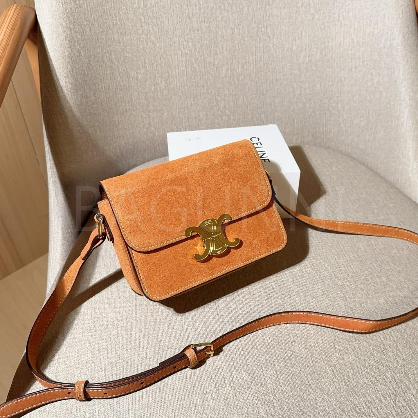 셀린느 트리옹프 스웨이드 숄더백