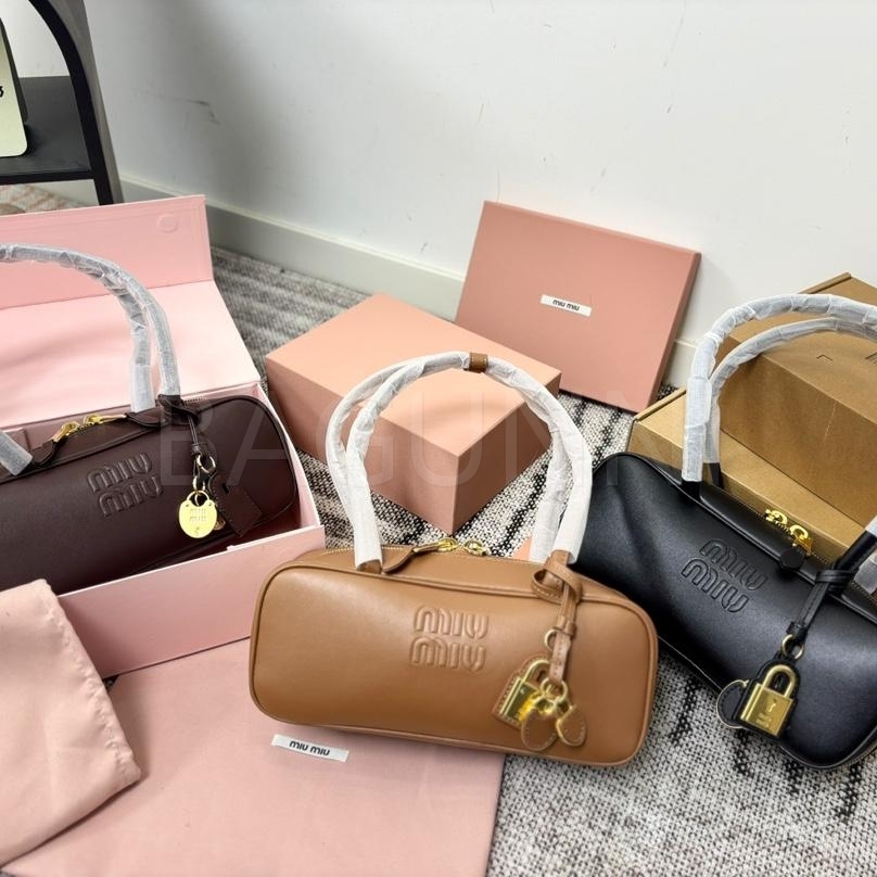 미우미우 볼링 백