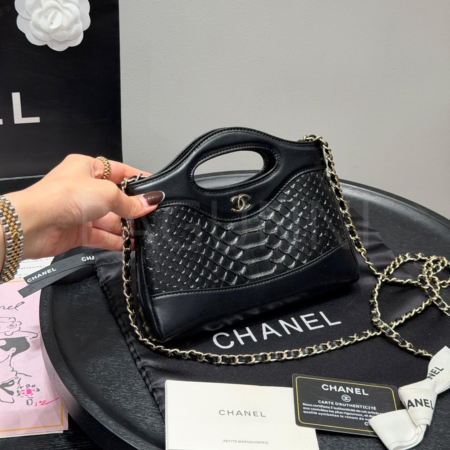 샤넬 컷아웃 탑핸들 체인백