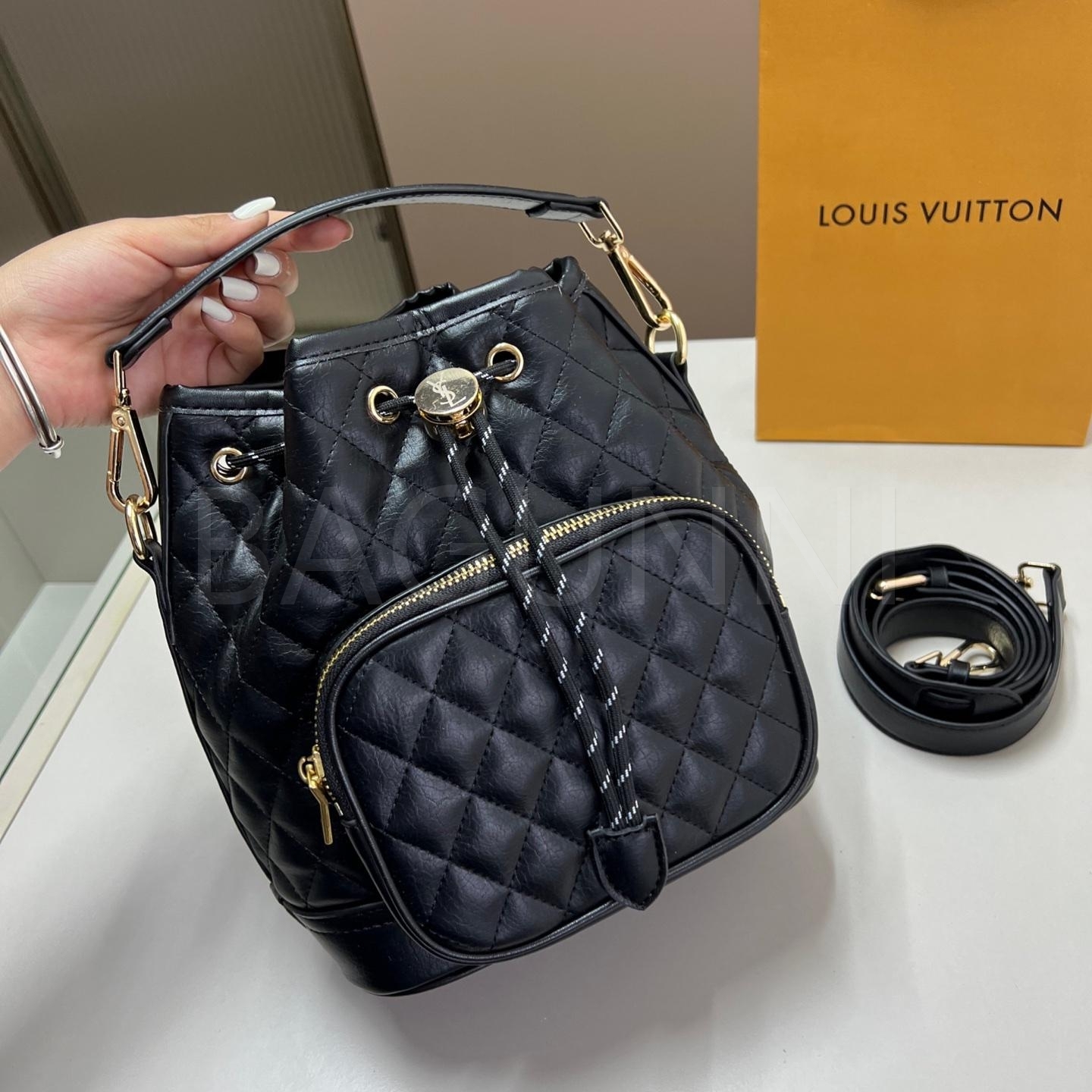 YSL 로고 버킷백