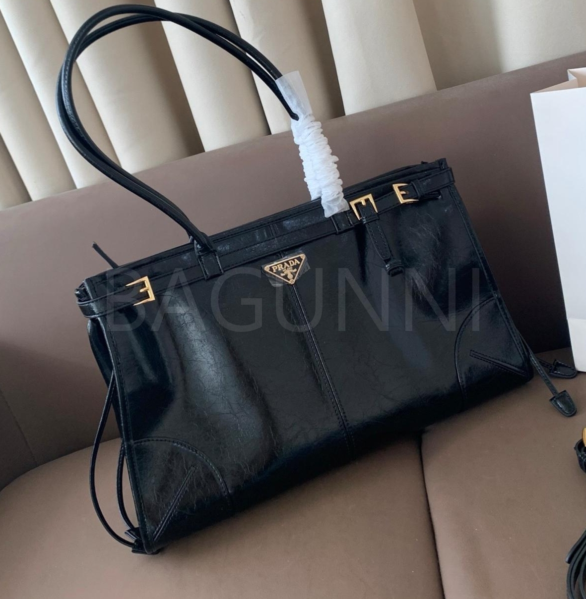 프라다 레더 토트백