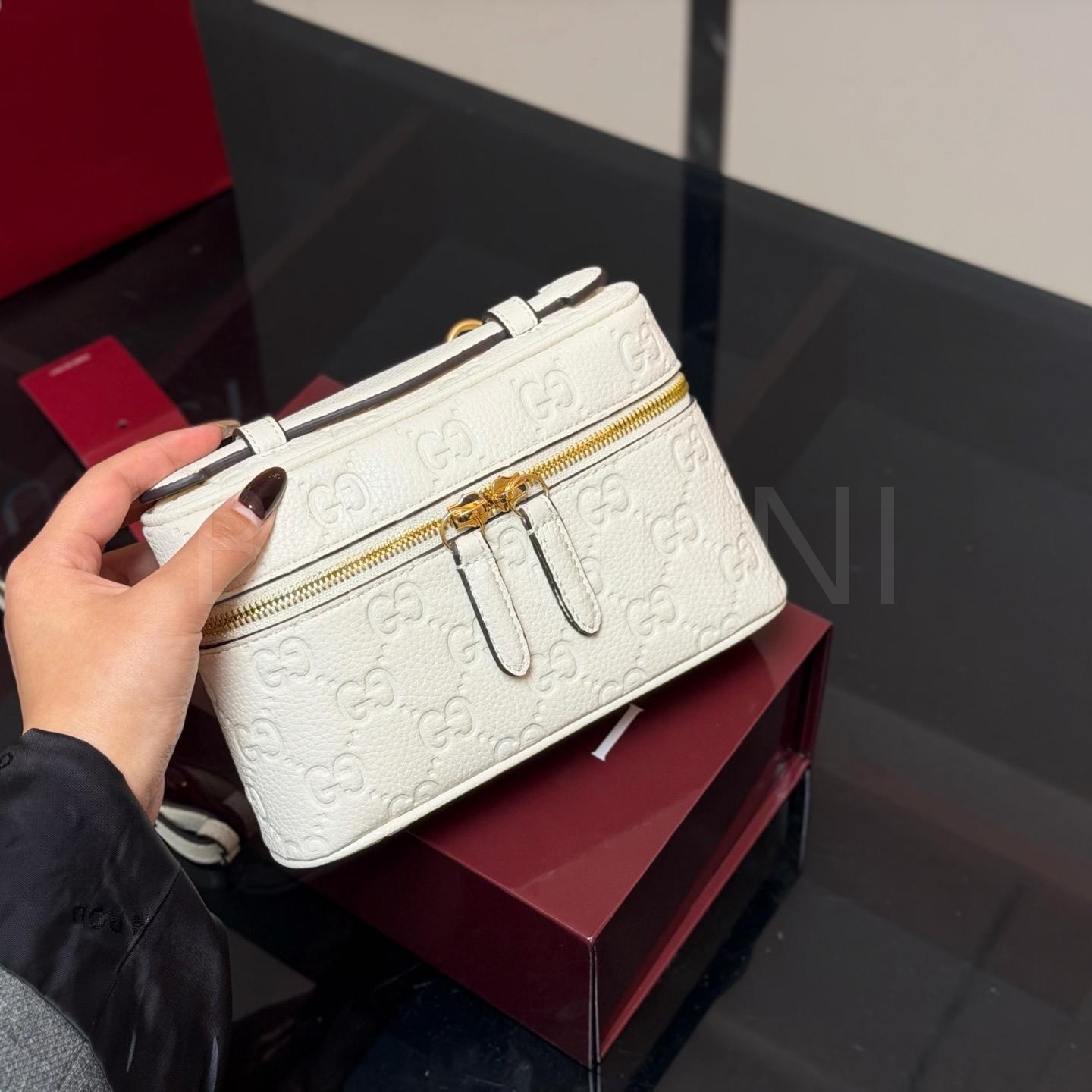 구찌 GG 엠보스 베니티 백