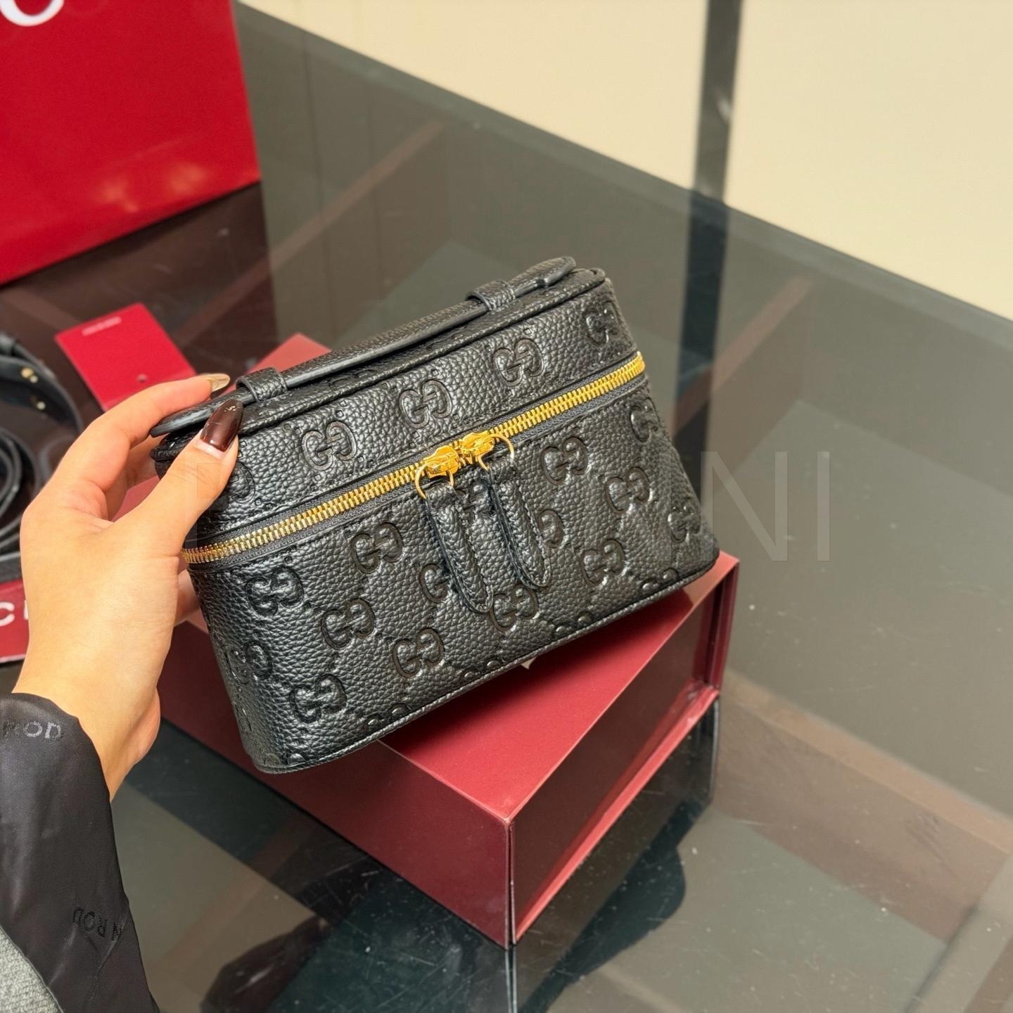 구찌 GG 엠보스 베니티 백