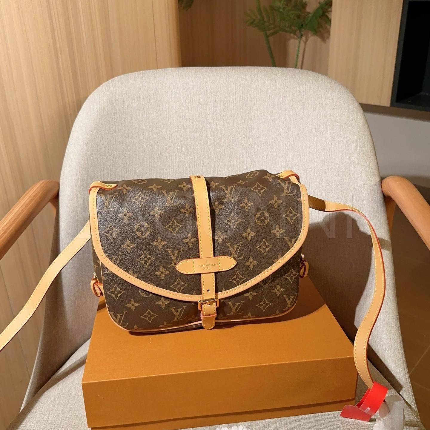 루이비통 소뮈르 BB 메신저 백