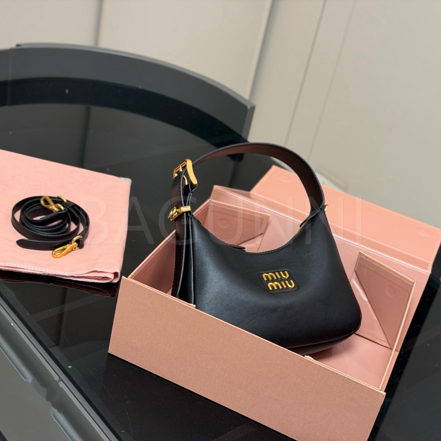 미우미우 호보 숄더백