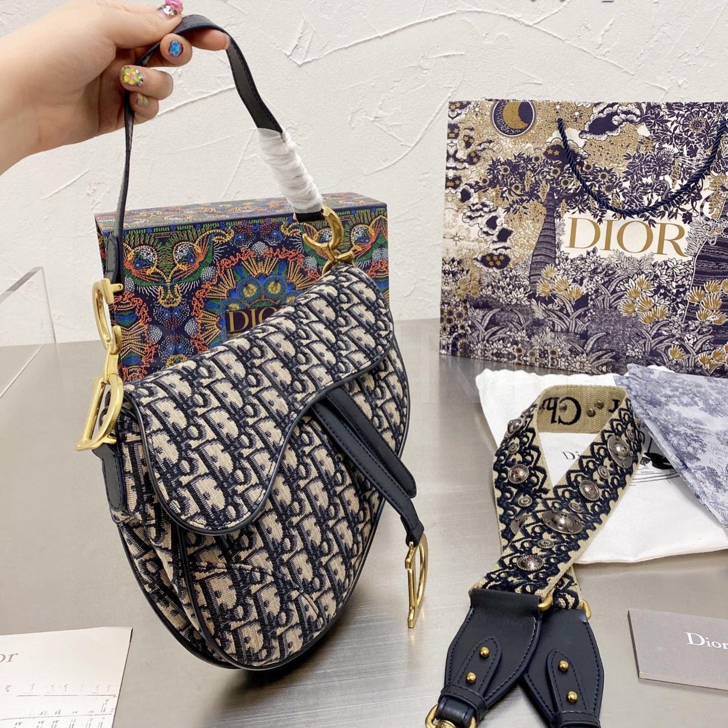 디올 새들 숄더백