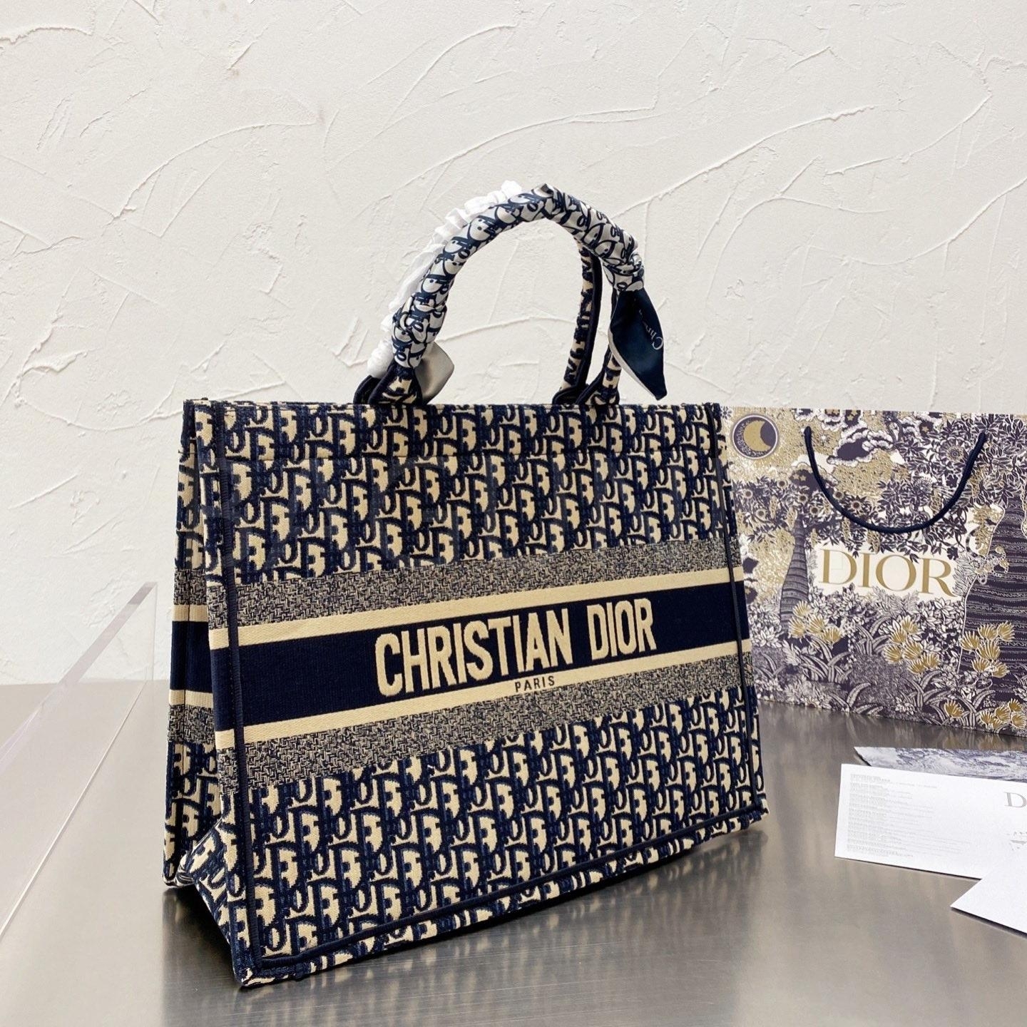 디올 자수 북 토트