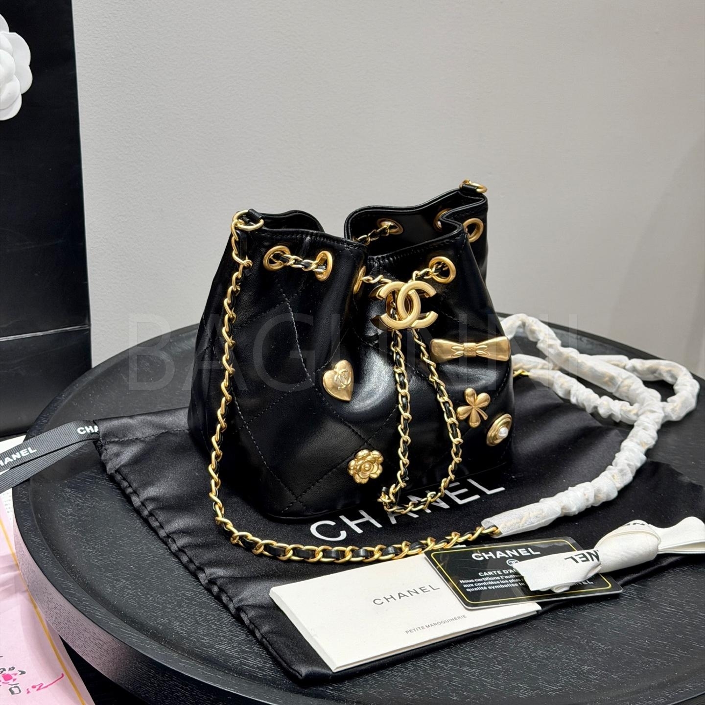 샤넬 보우 드로스트링 버킷 백