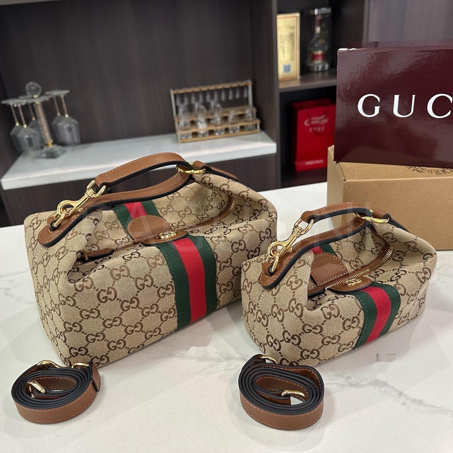 구찌 GG 슈프림 백