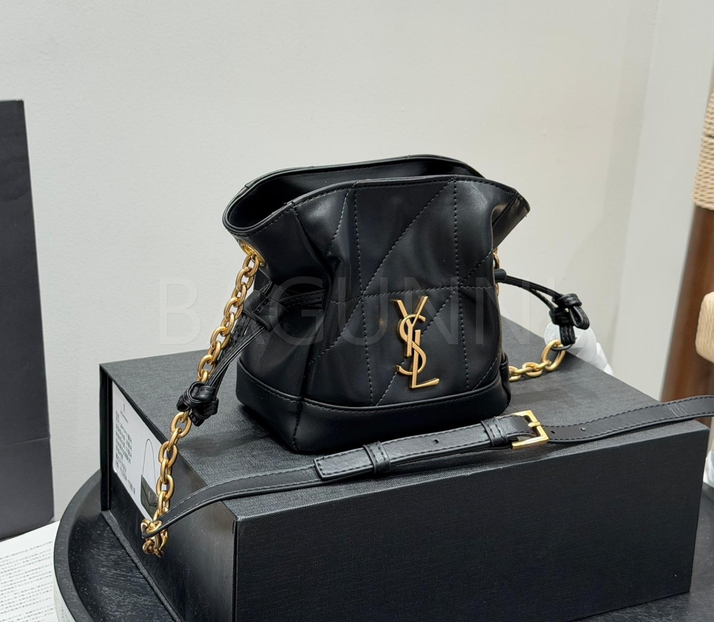 YSL 제이미 드로스트링 버킷 백