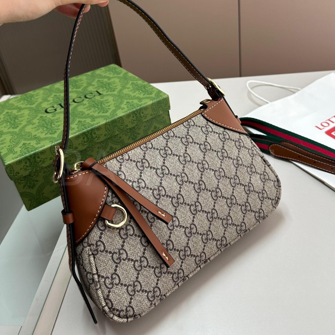 구찌 GG 엠블럼 반달 숄더백