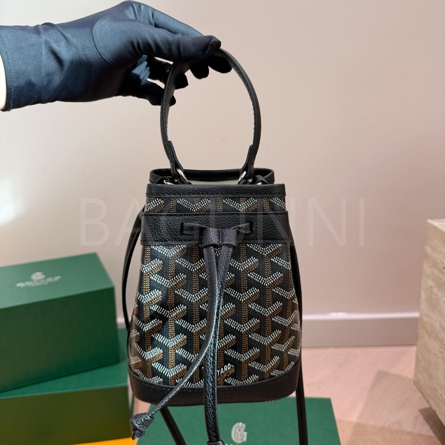 고야드 쁘띠 플로 버킷백