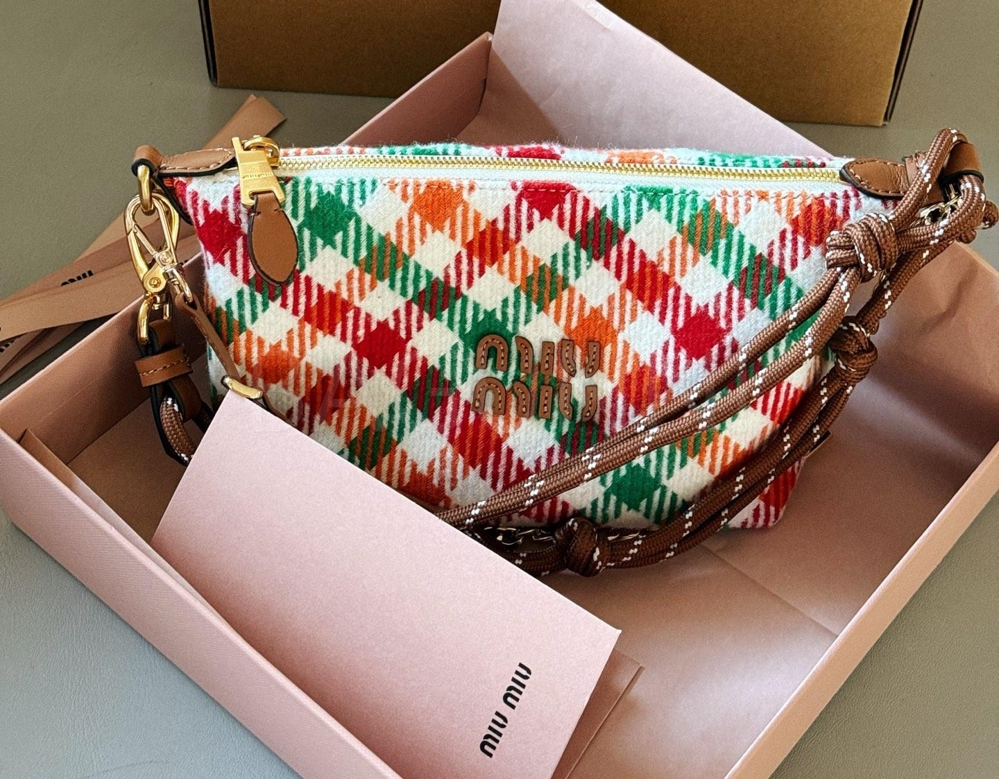 미우미우 박스 백