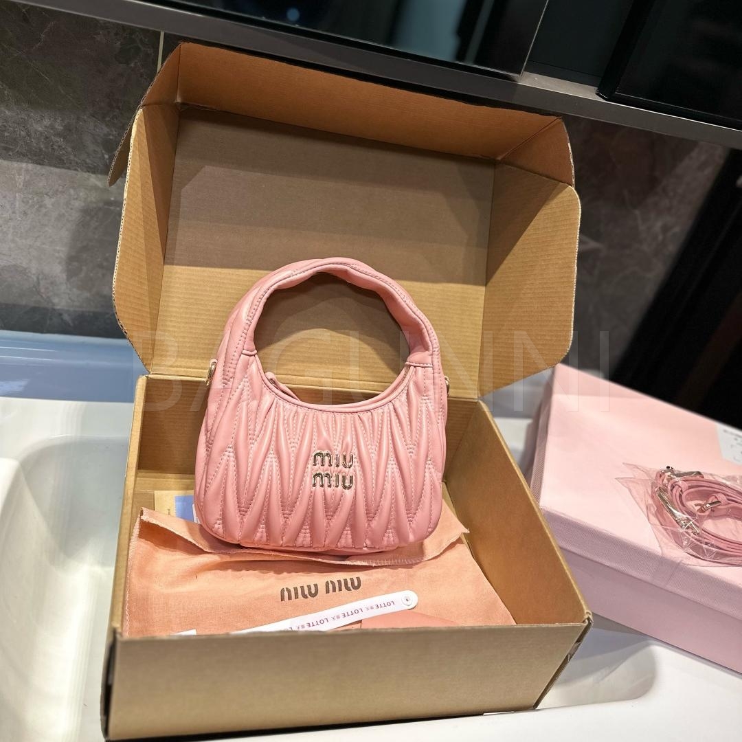 미우미우 완더 숄더백