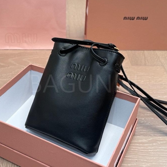 미우미우 로고 버킷백