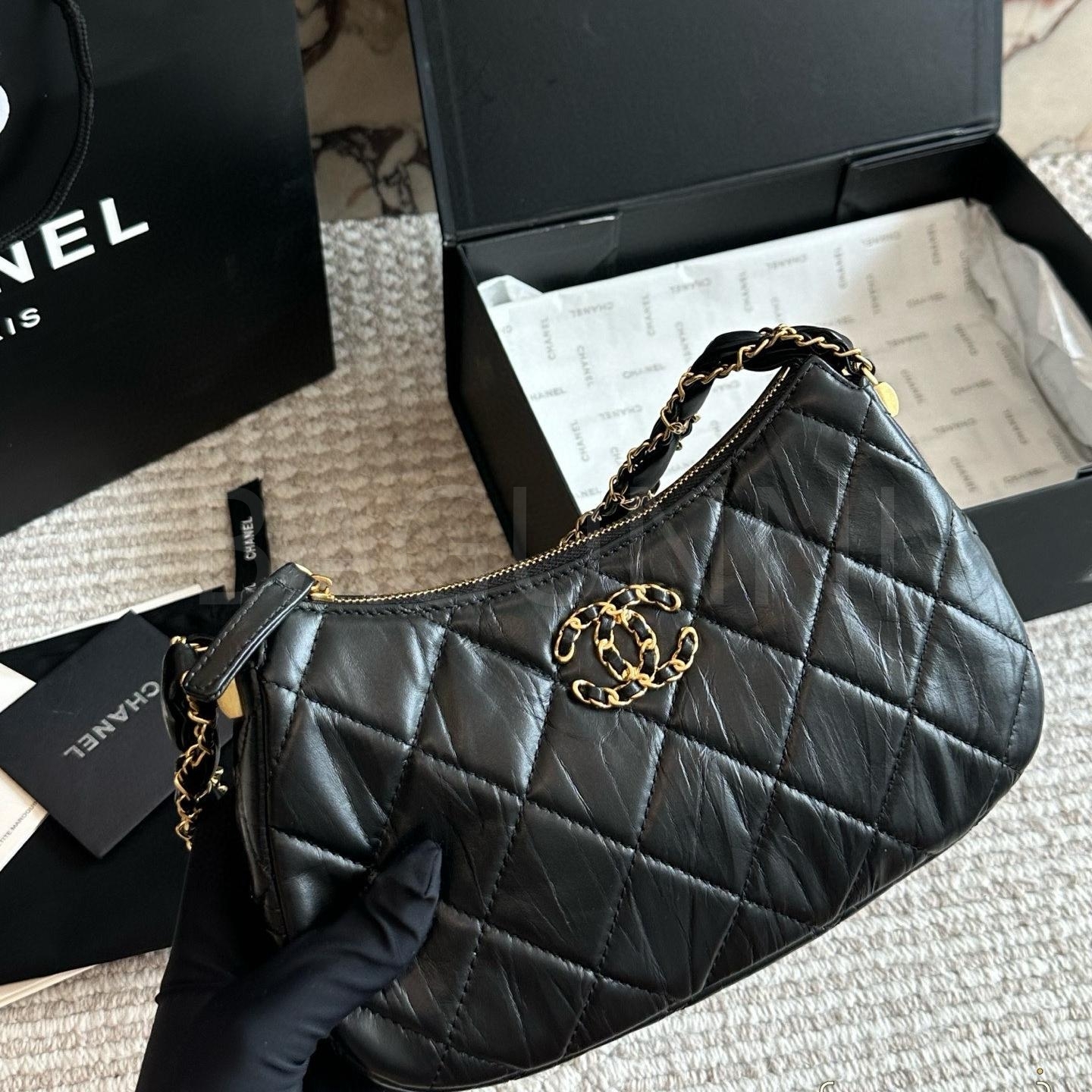 샤넬 퀼팅 크레센트 호보 백