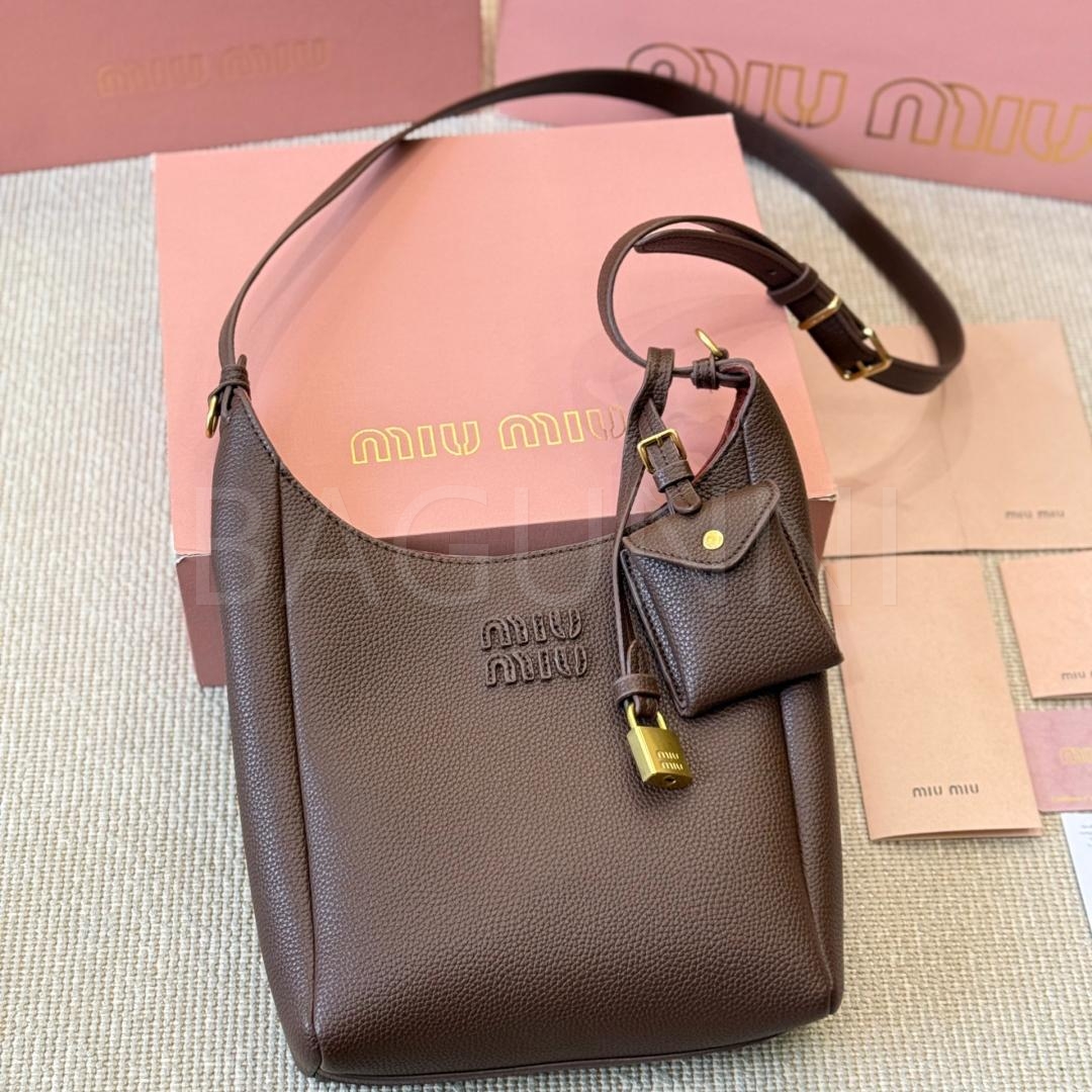 미우미우 로고 버킷백