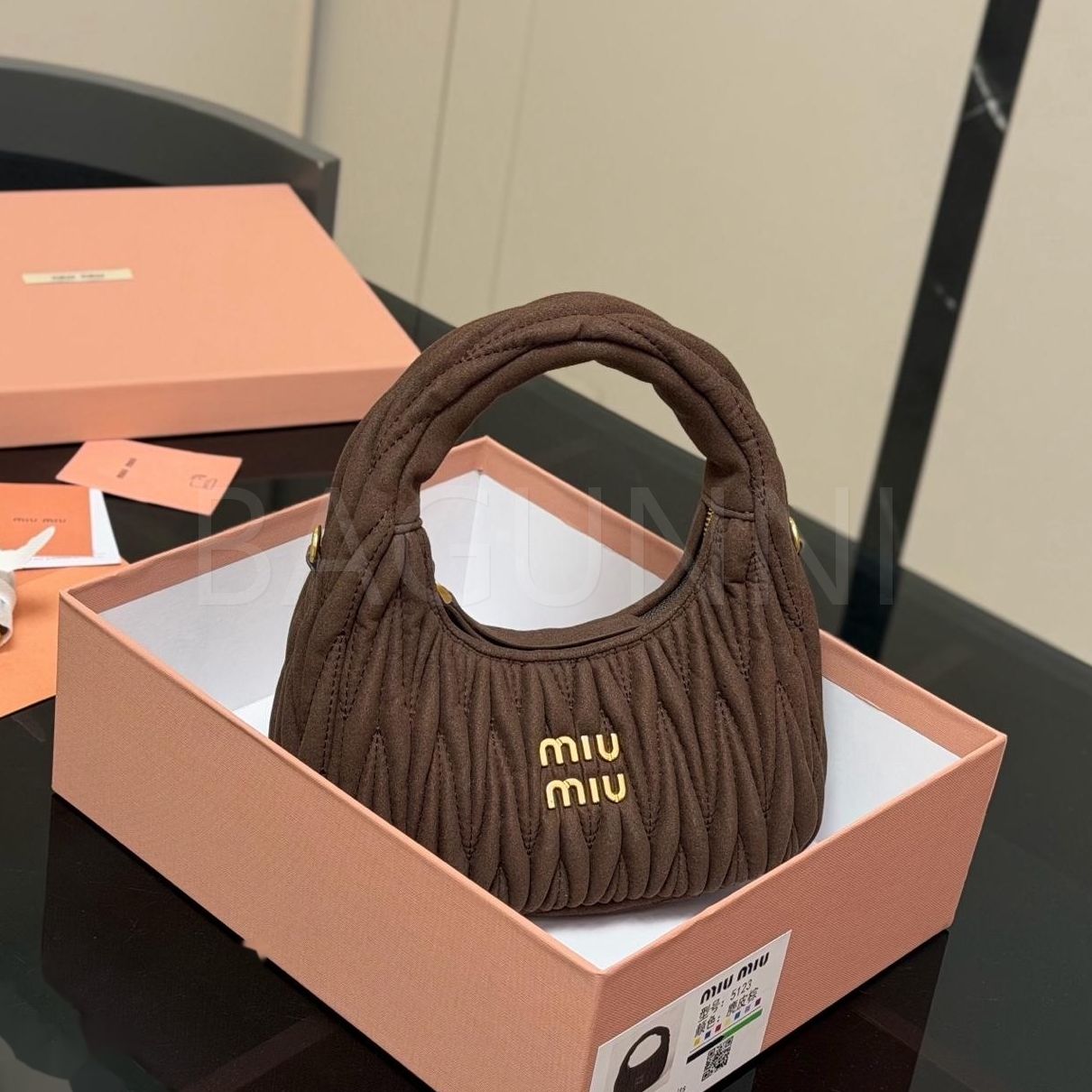 미우미우 완더 숄더백