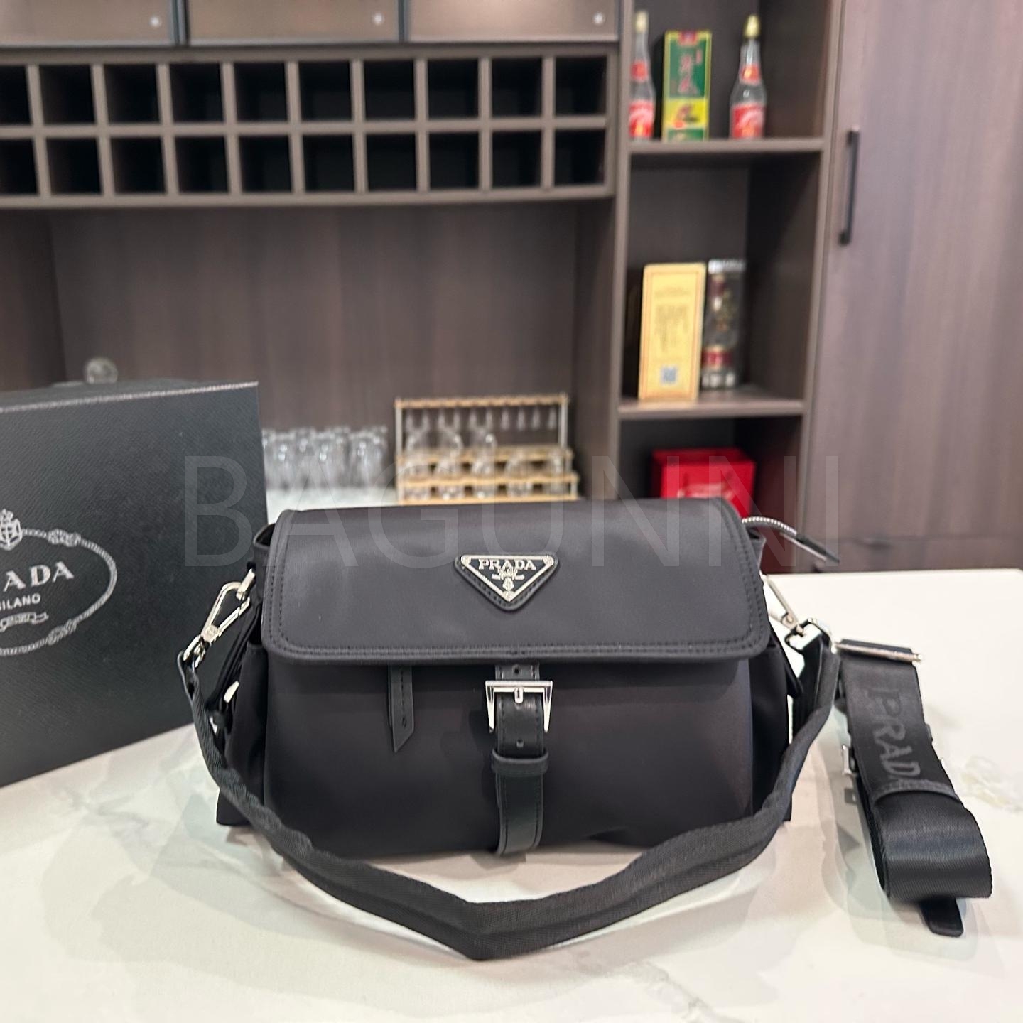 프라다 익스플로어 메신저백