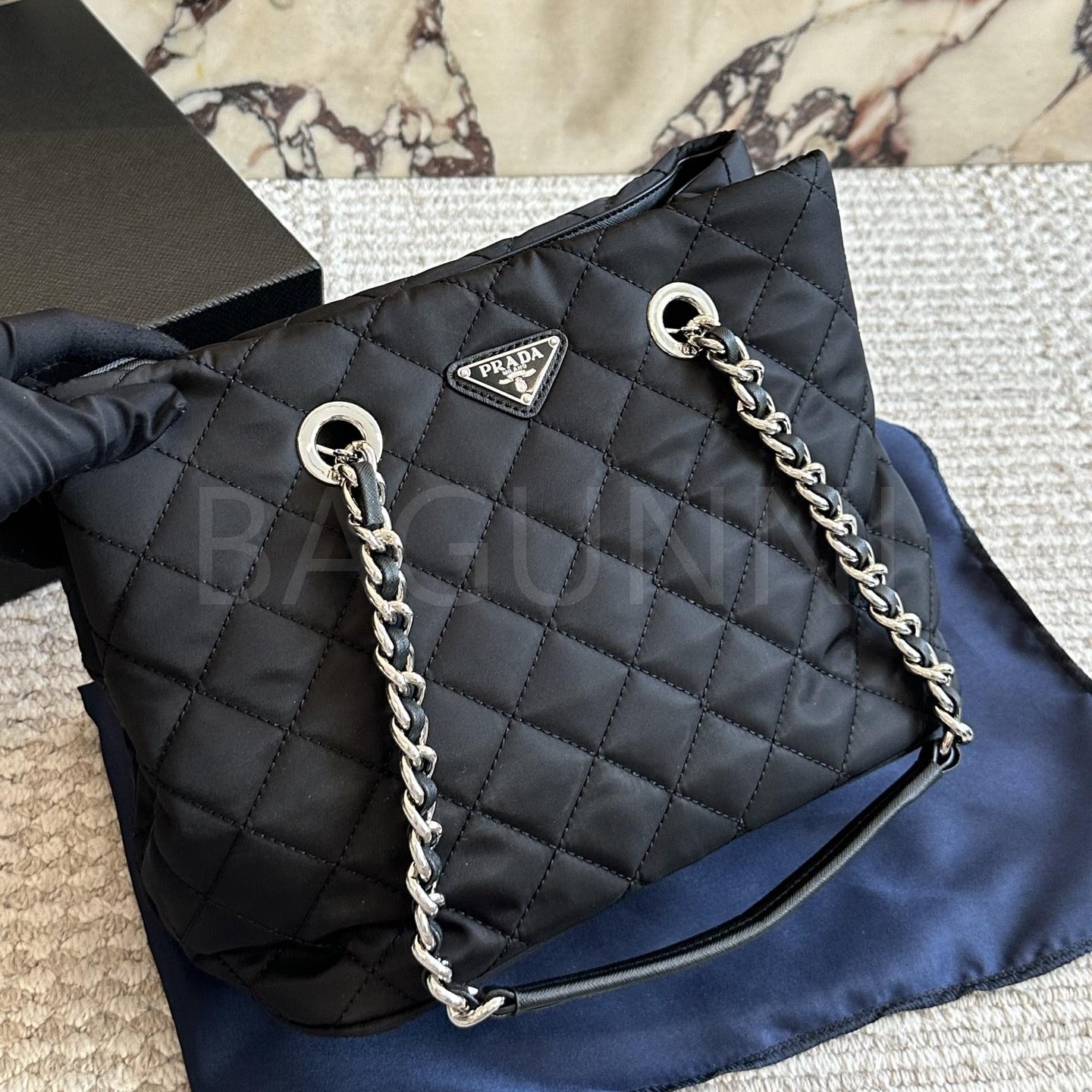 프라다 퀼팅 토트백