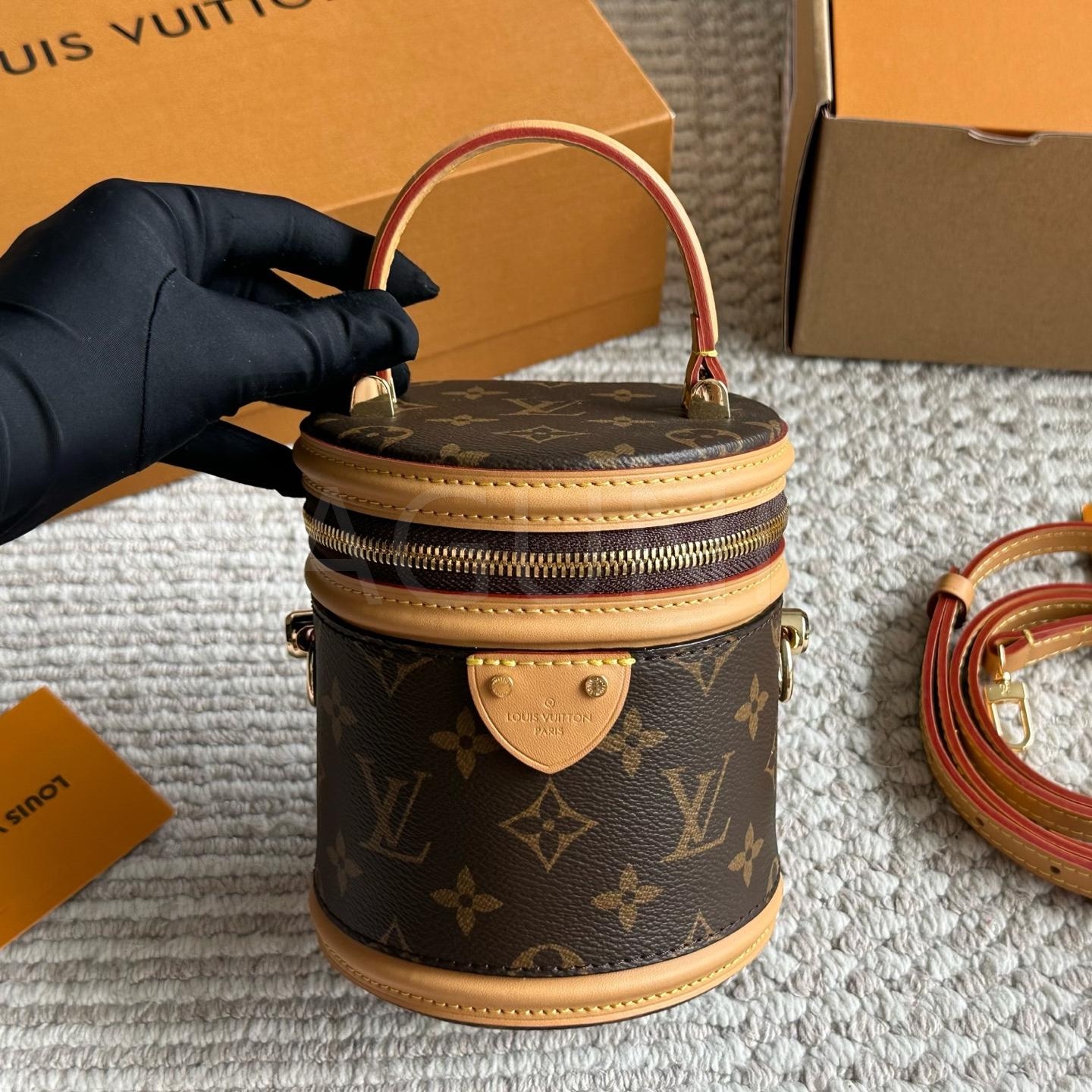 루이비통 나노 버킷 백