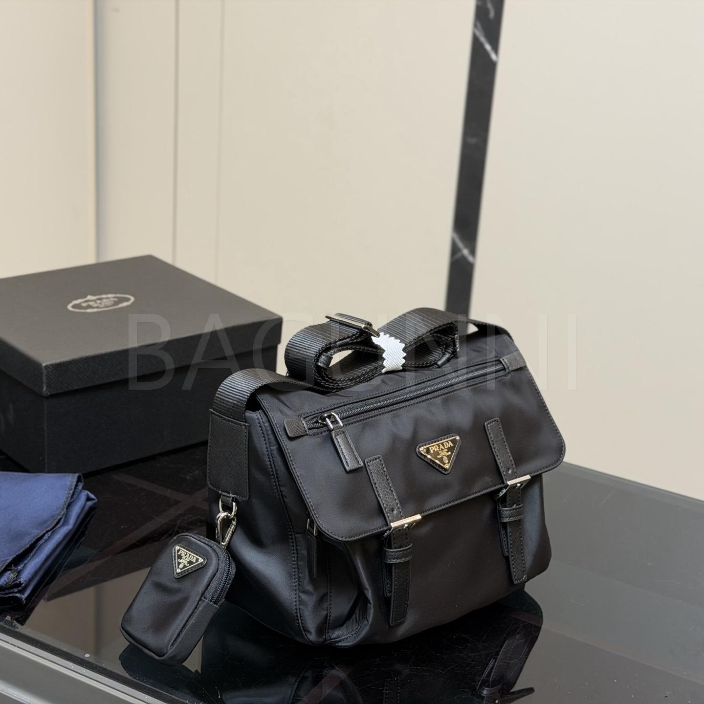 프라다 메신저백