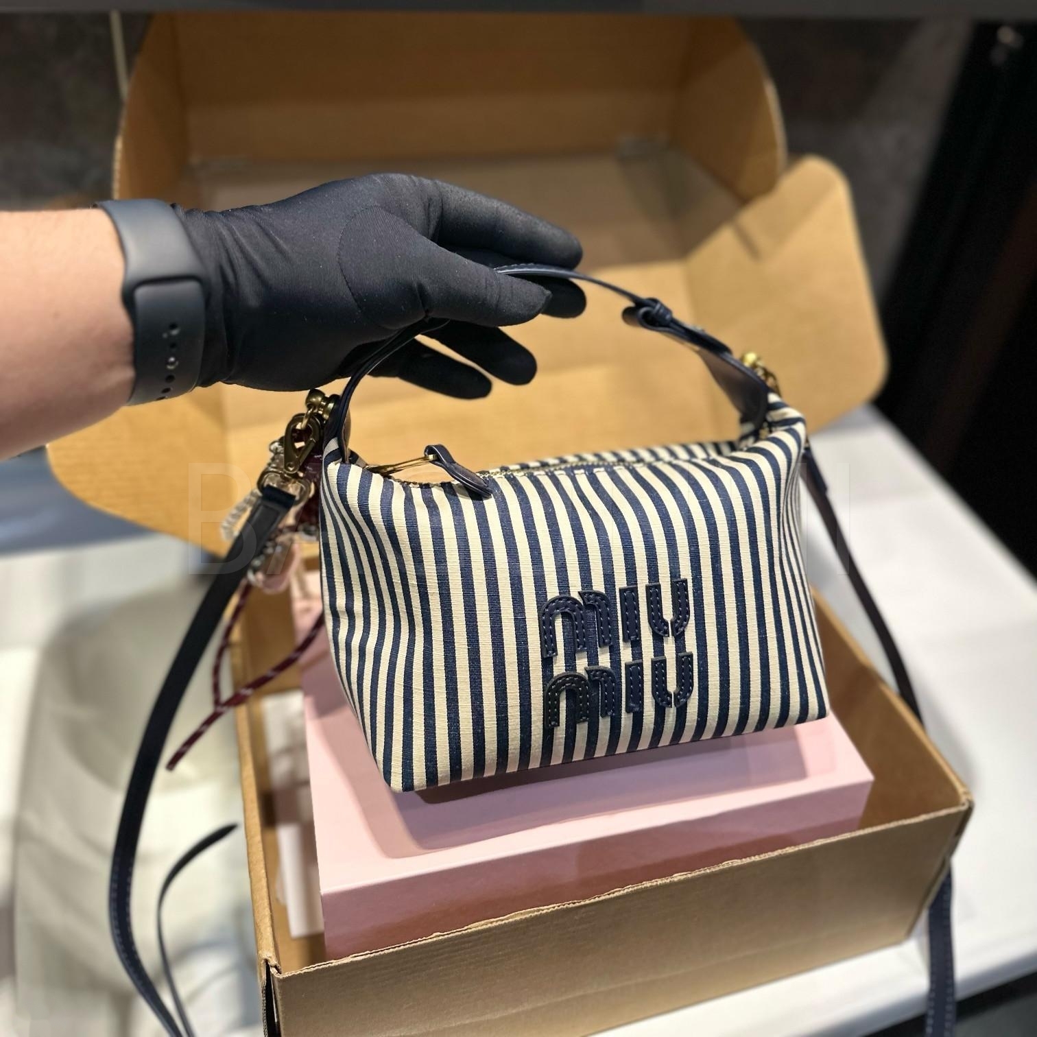 미우미우 스트라이프 로고 미니 숄더백