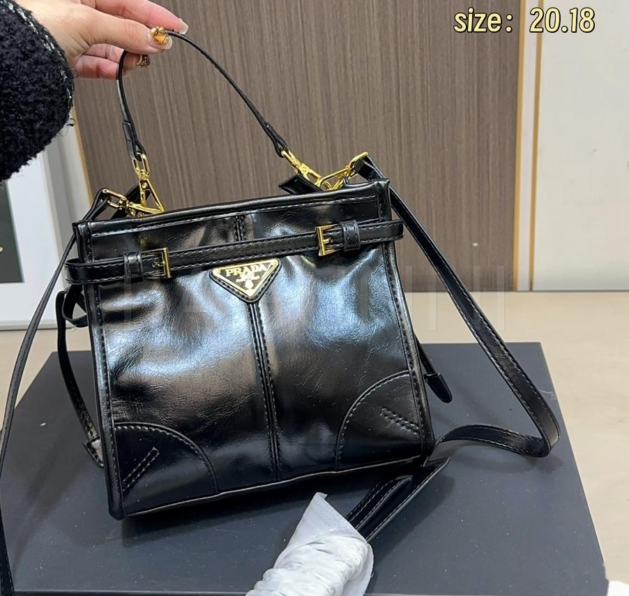 프라다 소프트 럭스 숄더백