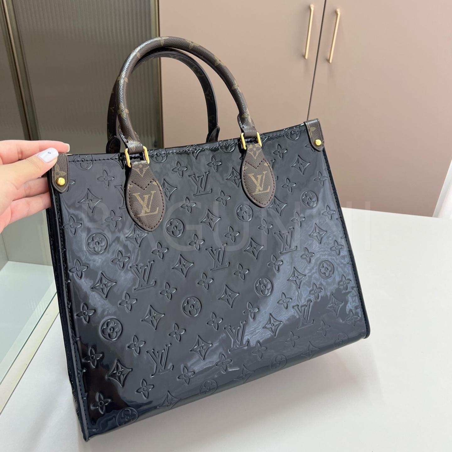 루이비통 페이턴트 토트백