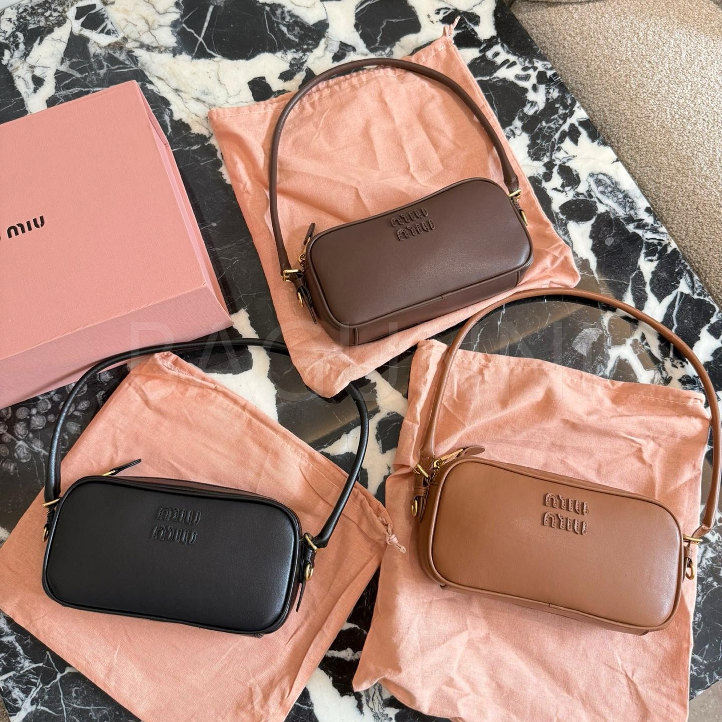 미우미우 로고 카메라 숄더백