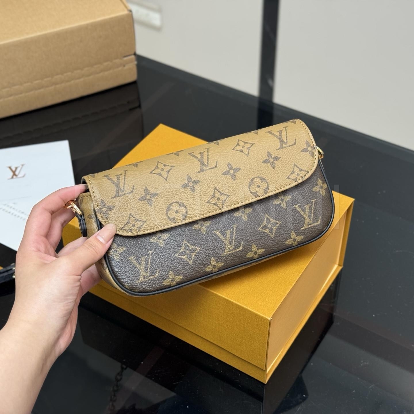 루이비통 아이비 WOC 체인 월렛