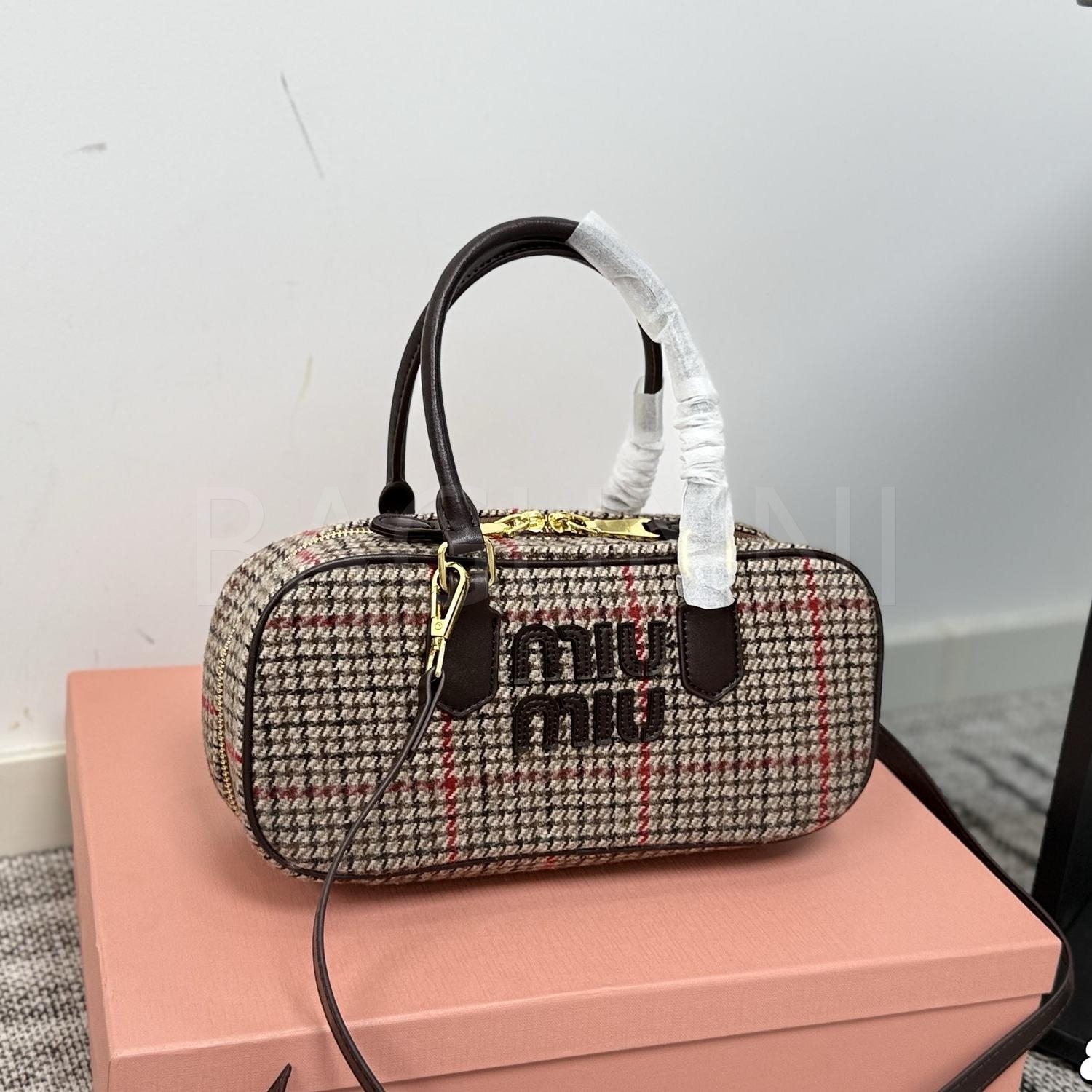 미우미우 볼링백