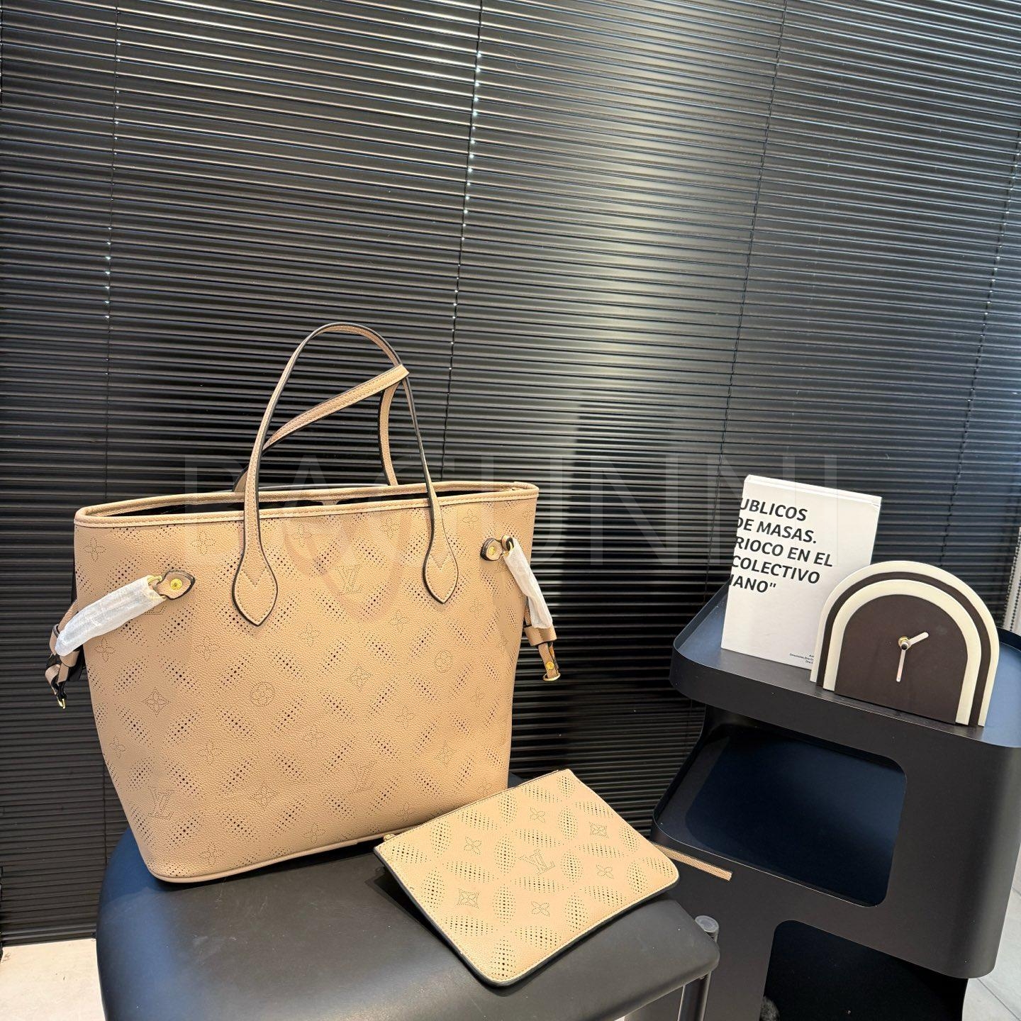 루이비통 퍼포레이션 쇼퍼백