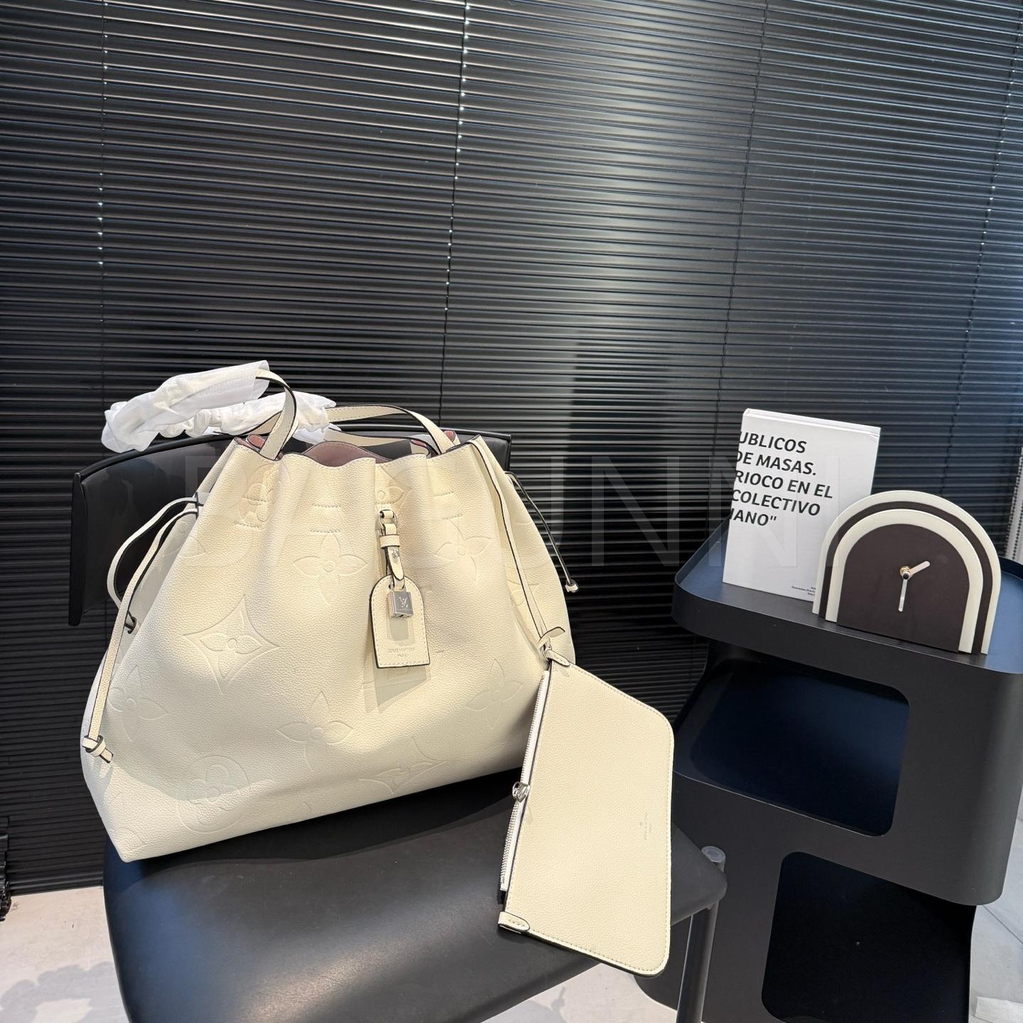 루이비통 퍼포레이션 쇼퍼백