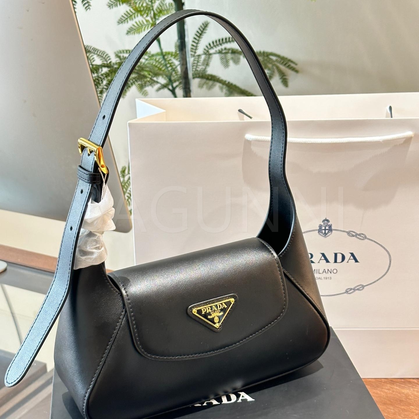 프라다 오벌 레더 숄더백