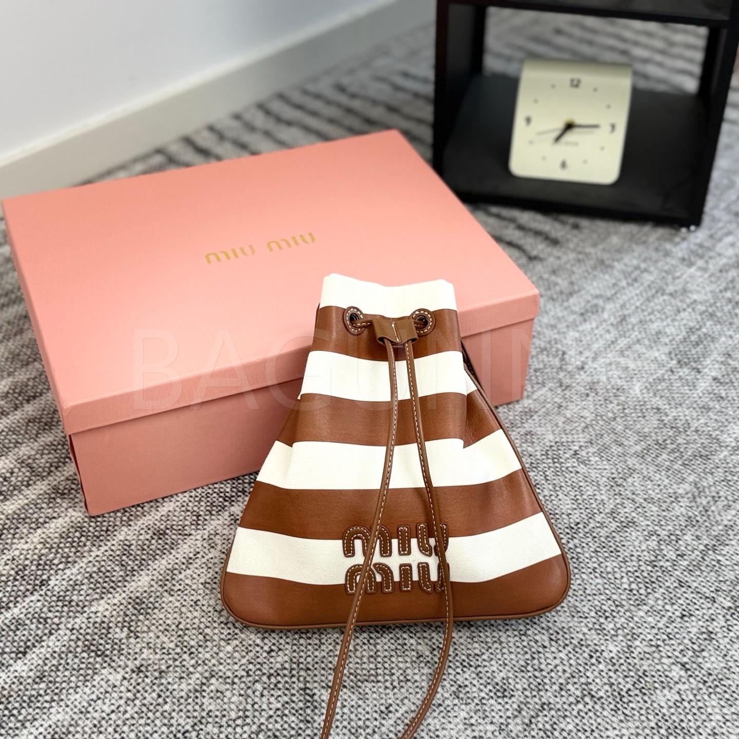 미우미우 스트라이프 드로스트링 버킷백