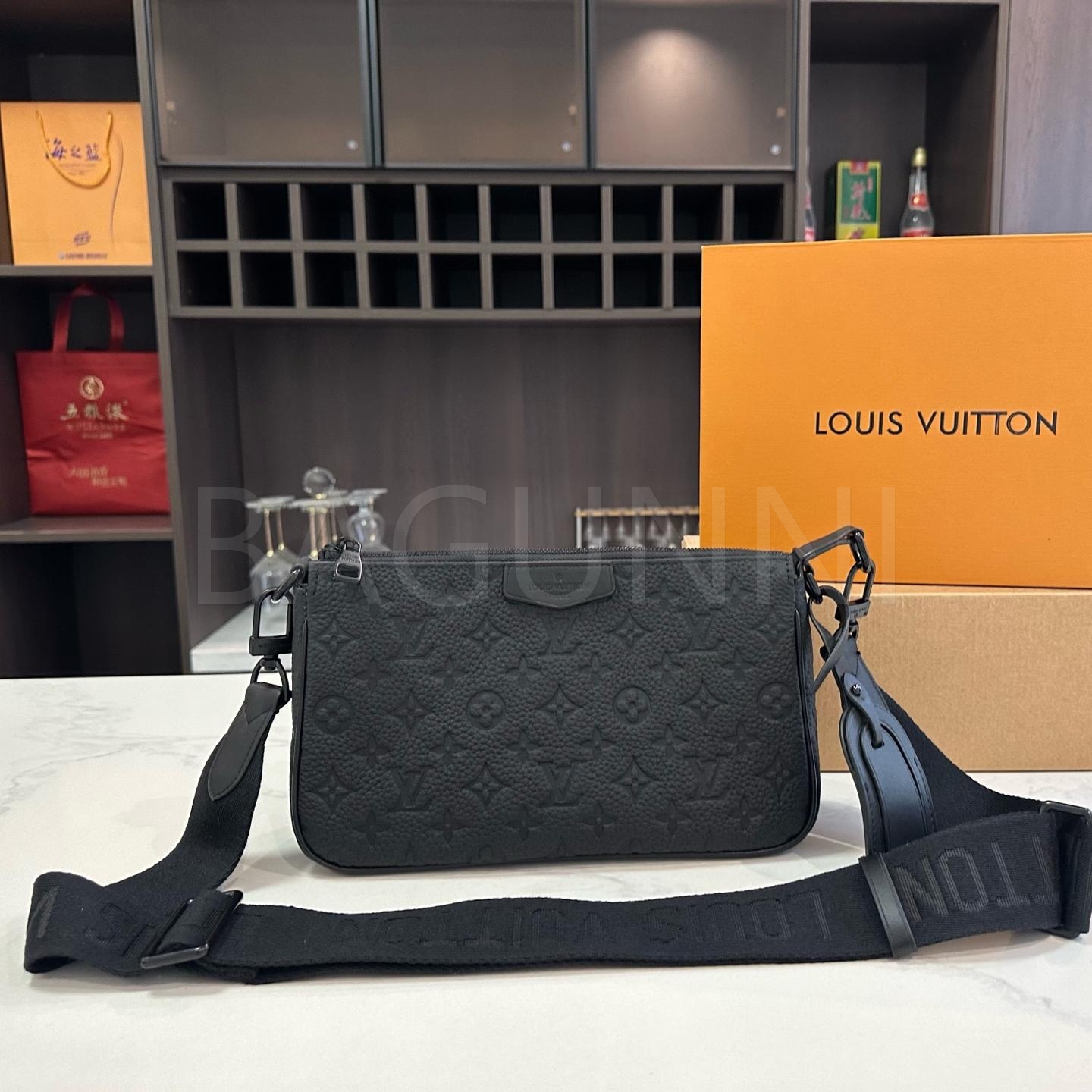 루이비통 남성 바게트 숄더백