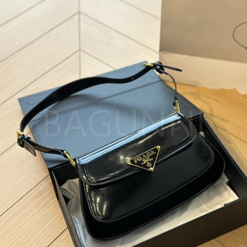 프라다 페이턴트 숄더백