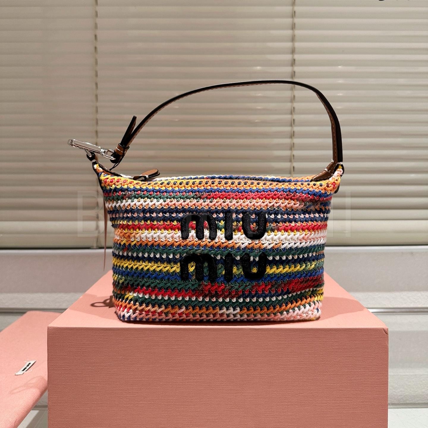 미우미우 크로셰 스트라이프 숄더백