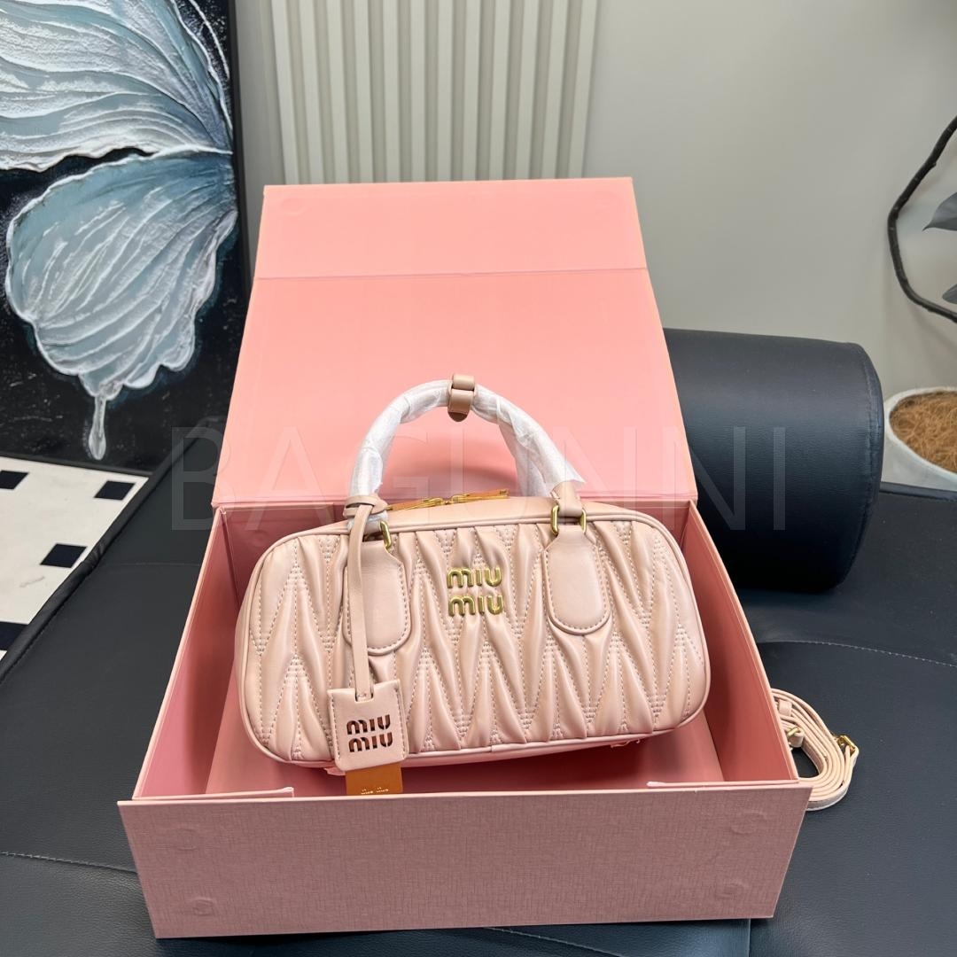 미우미우 볼링백