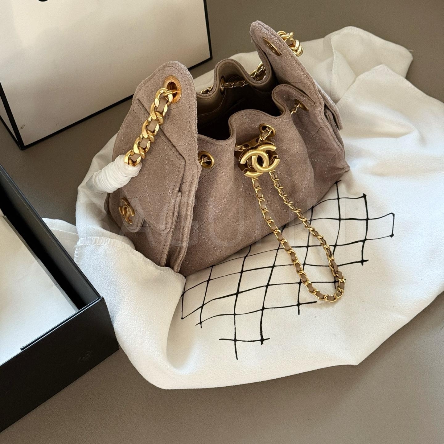 샤넬 22 스웨이드 호보 백