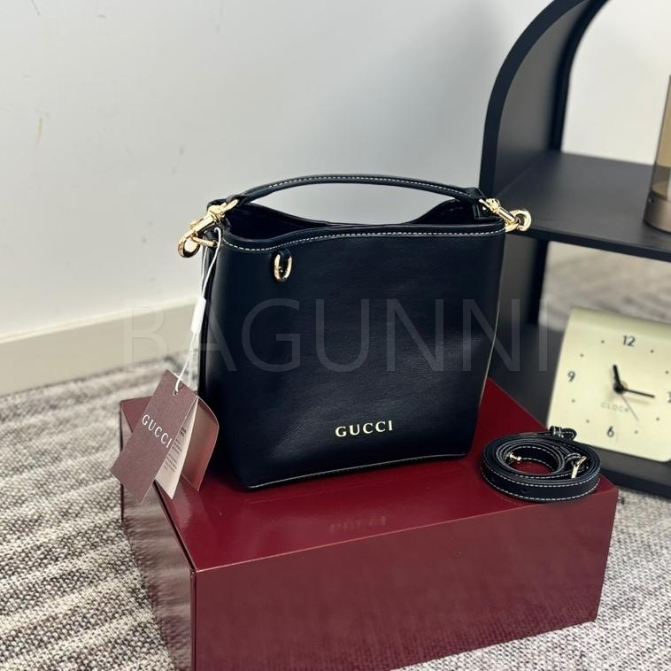 구찌 GG 엠블럼 버킷백